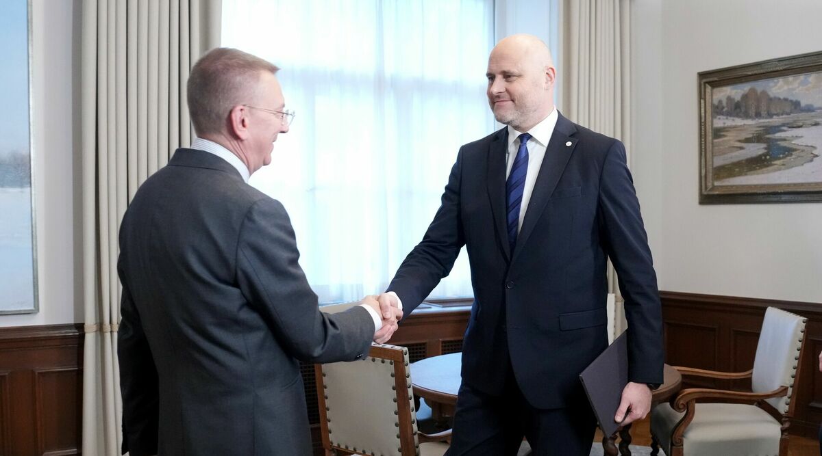 Valsts prezidents Edgars Rinkēvičs (no kreisās) un partiju apvienības "Apvienotais saraksts" līderis, Ministru prezidents Andris Kulbergs. Foto: Ieva Leiniša/LETA