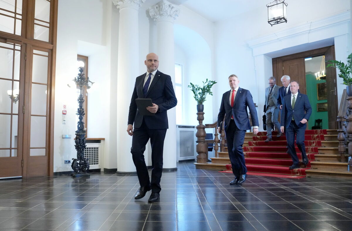 Partiju apvienības "Apvienotais saraksts" pārstāvji - Ministru prezidents Andris Kulbergs (no kreisās), tieslietu ministrs Edvards Smiltēns, Ministru prezidenta biroja vadītājs Mareks Gruškevics, Uldis Sesks un viedās administrācijas un reģionālās attīstības ministrs Edgars Tavars. Foto: Ieva Leiniša/LETA