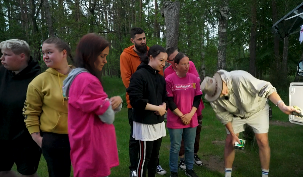 Ekrānuzņēmums no šova "Caur ērkšķiem uz..."