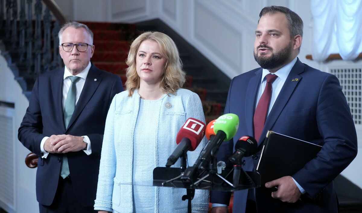 Partijas "Jaunā Vienotība" pārstāvji Arvils Ašeradens (no kreisās), Evika Siliņa un Edmunds Jurēvics. Foto: Ieva Leiniša/LETA