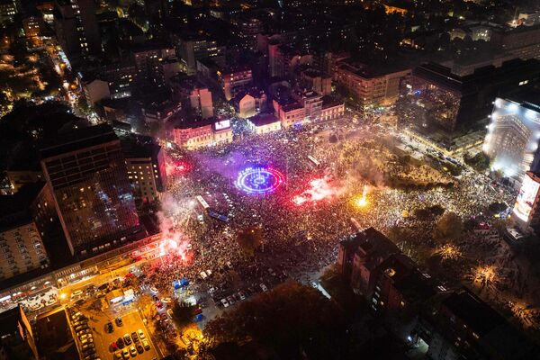 Studentu protesta kustības atbalstītāji svin vēlēšanu rezultātus Belgradā, Serbijā. Foto: DJORDJE KOSTIC / AFP / Scanpix