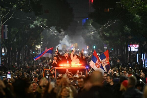 Studentu protesta kustības atbalstītāji svin vēlēšanu rezultātus Belgradā, Serbijā. Foto: OLIVER BUNIC / AFP / Scanpix