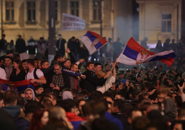 Studentu protesta kustības atbalstītāji svin vēlēšanu rezultātus Belgradā, Serbijā. Foto: EPA/ANDREJ CUKIC/Scanpix