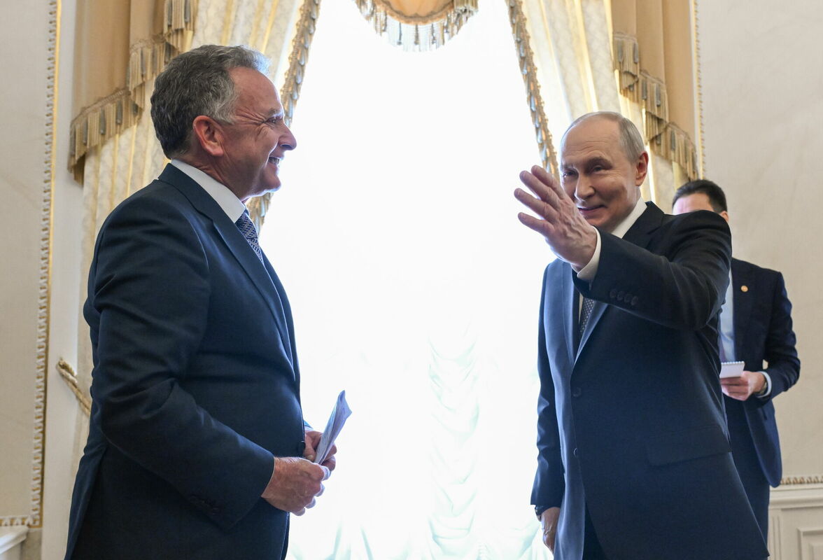 ASV prezidenta sūtnis Stīvs Vitkofs un Krievijas vadonis Vladimirs Putins. Foto: EPA/KRISTINA SOLOVYOVA / SPUTNIK /KREMLIN POOL/Scanpix