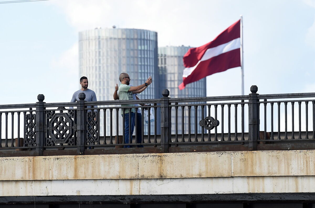Cilvēki uz Akmens tilta. Foto: Sintija Zandersone/LETA